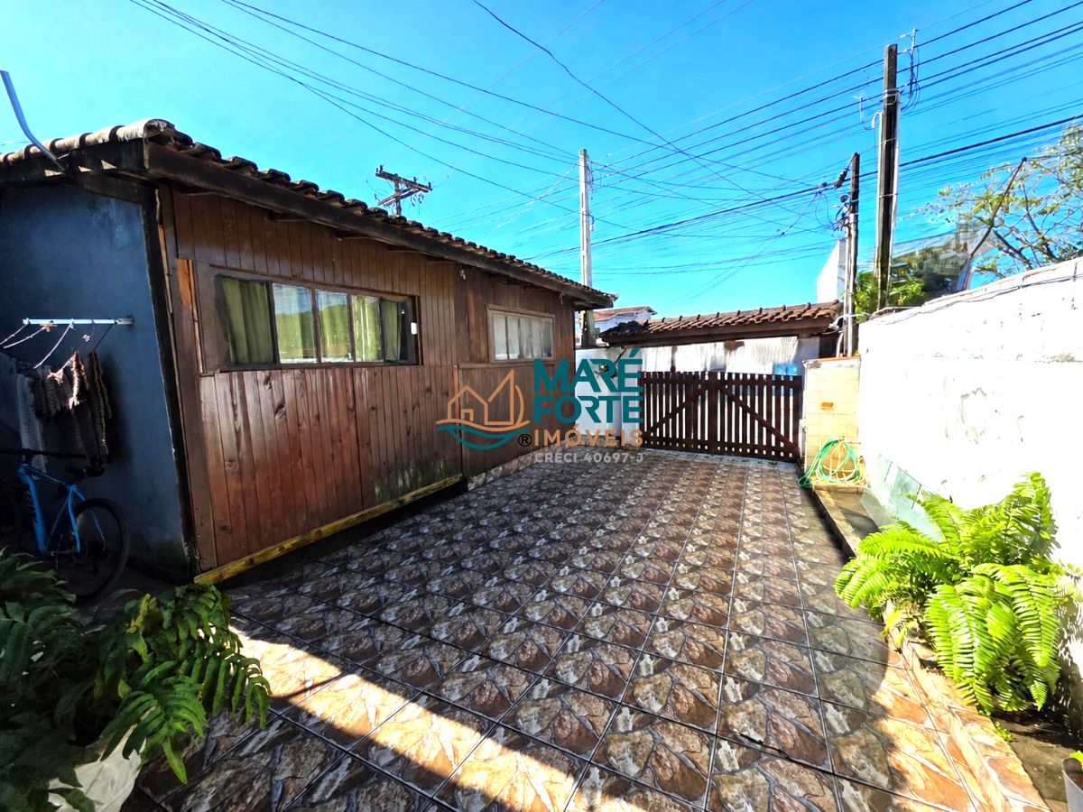 Casa a 250m da praia com ponto comercial e edícula!