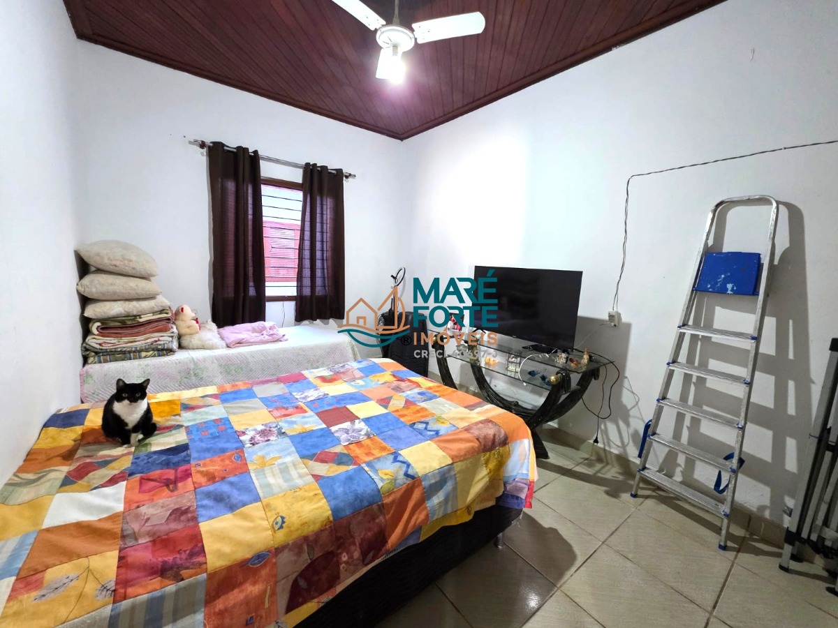 Casa a 250m da praia com ponto comercial e edícula!