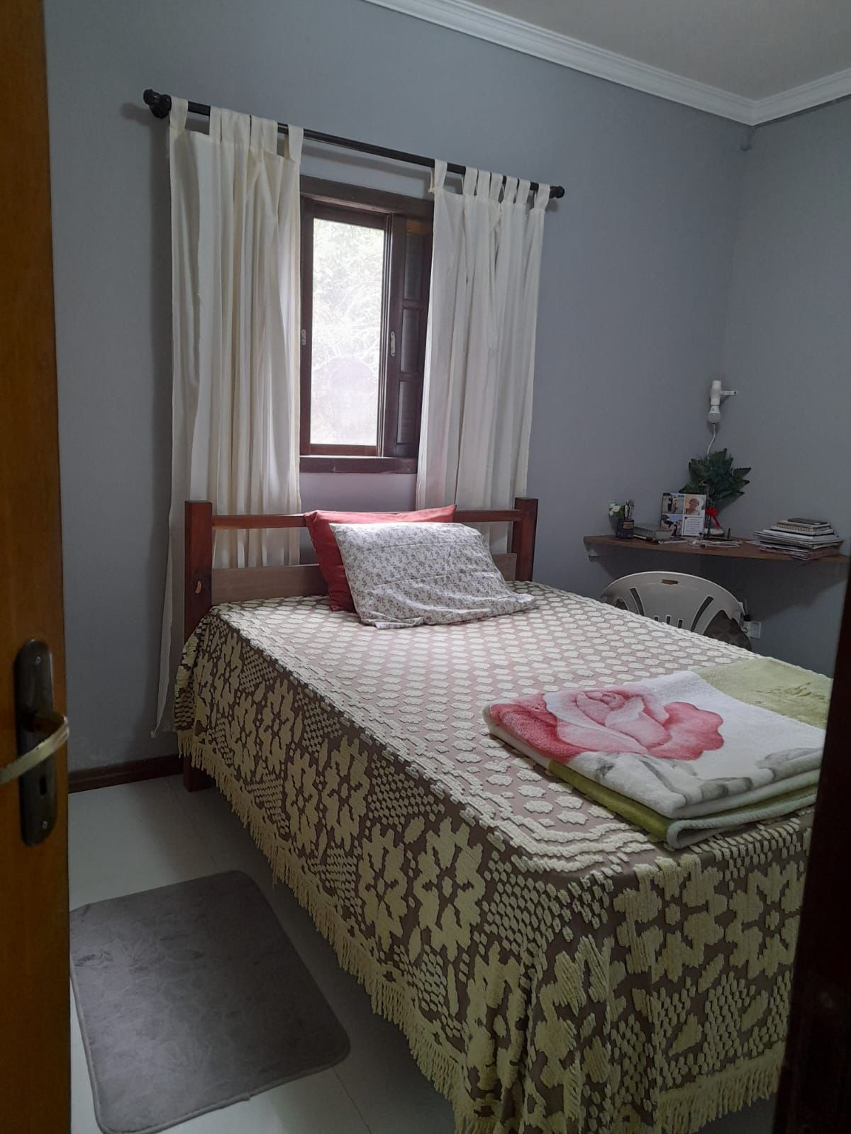 Casa aconchegante com 2 quartos e ampla varanda no estaleiro.