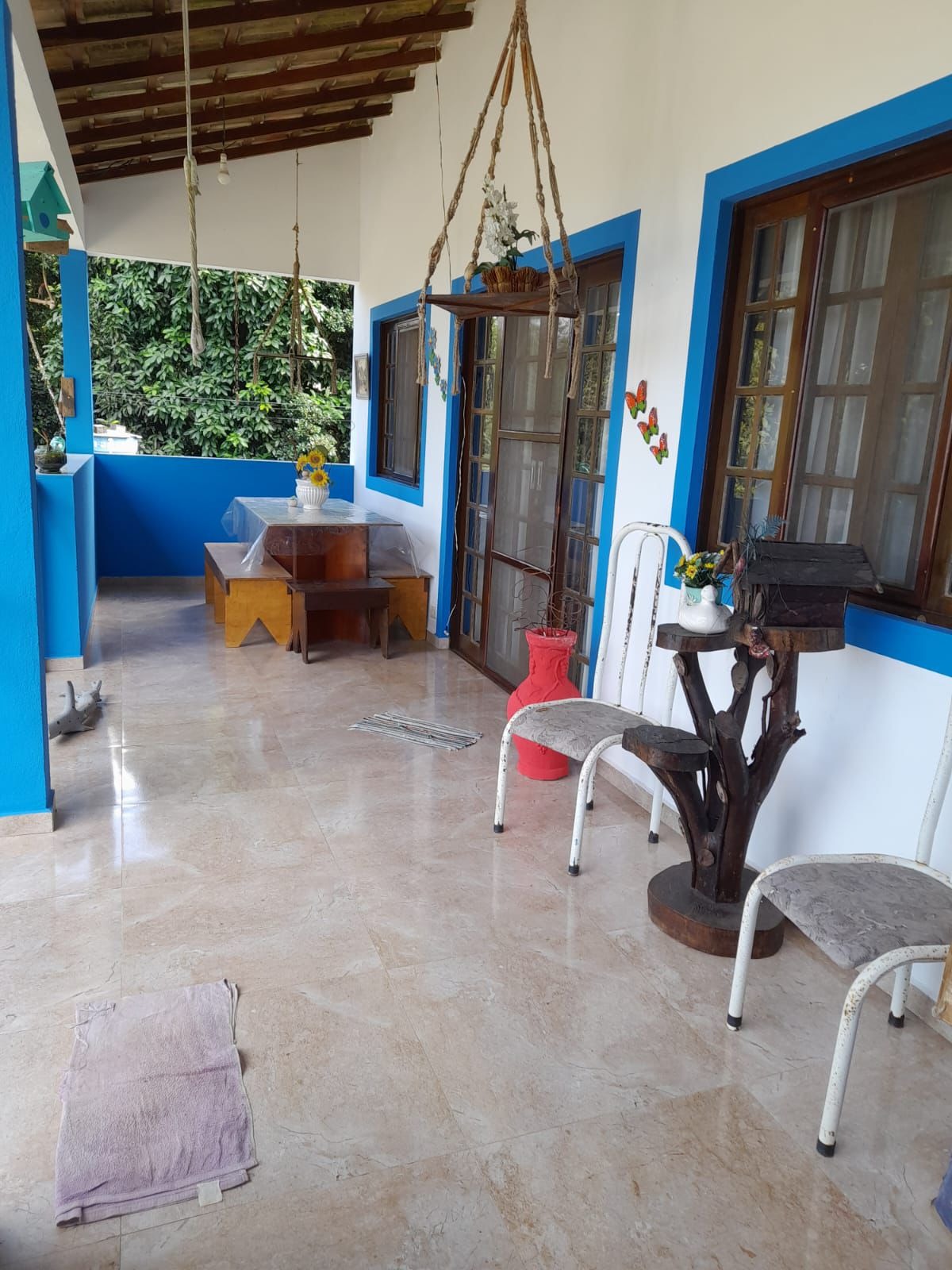 Casa aconchegante com 2 quartos e ampla varanda no estaleiro.