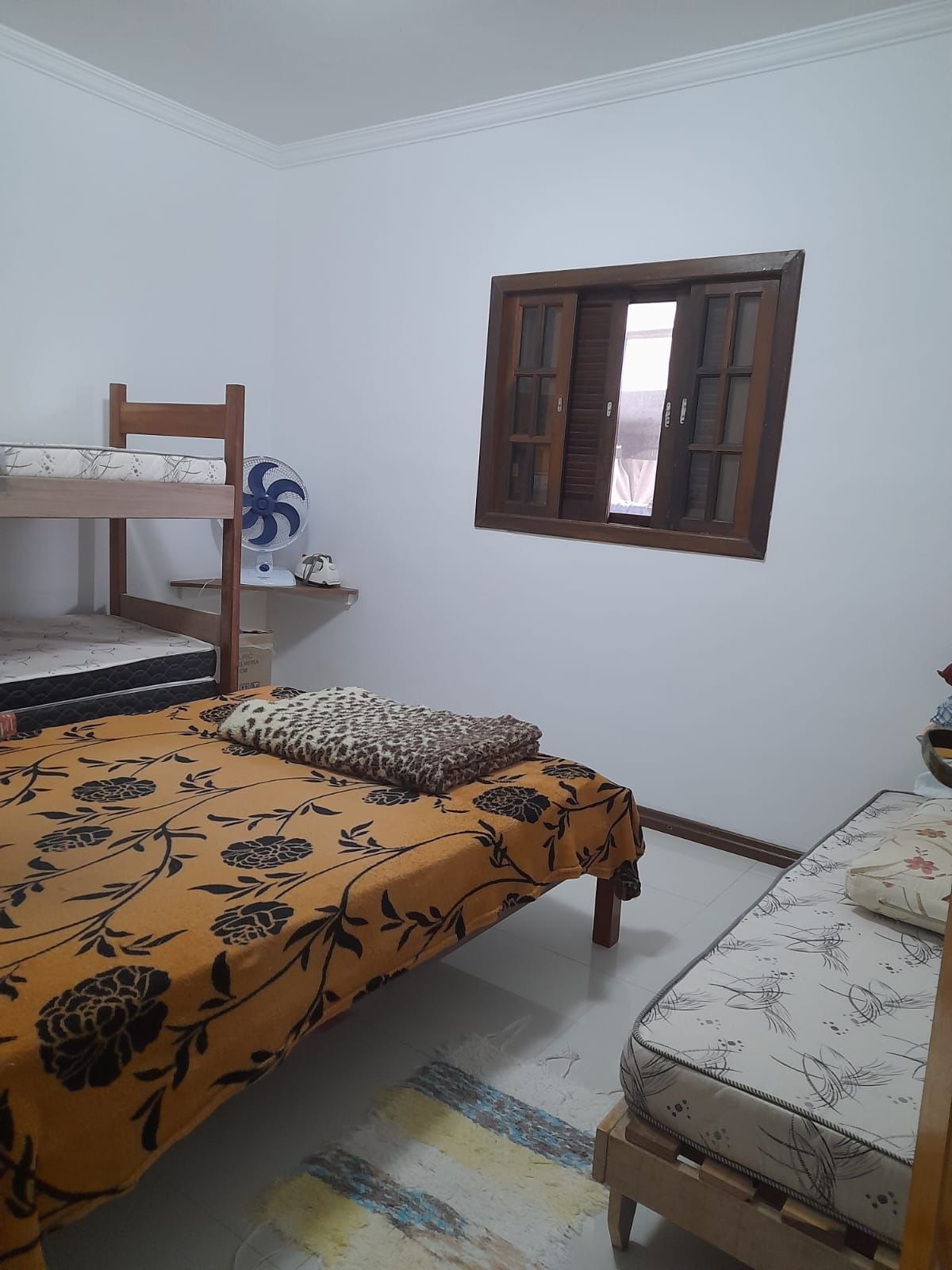 Casa aconchegante com 2 quartos e ampla varanda no estaleiro.