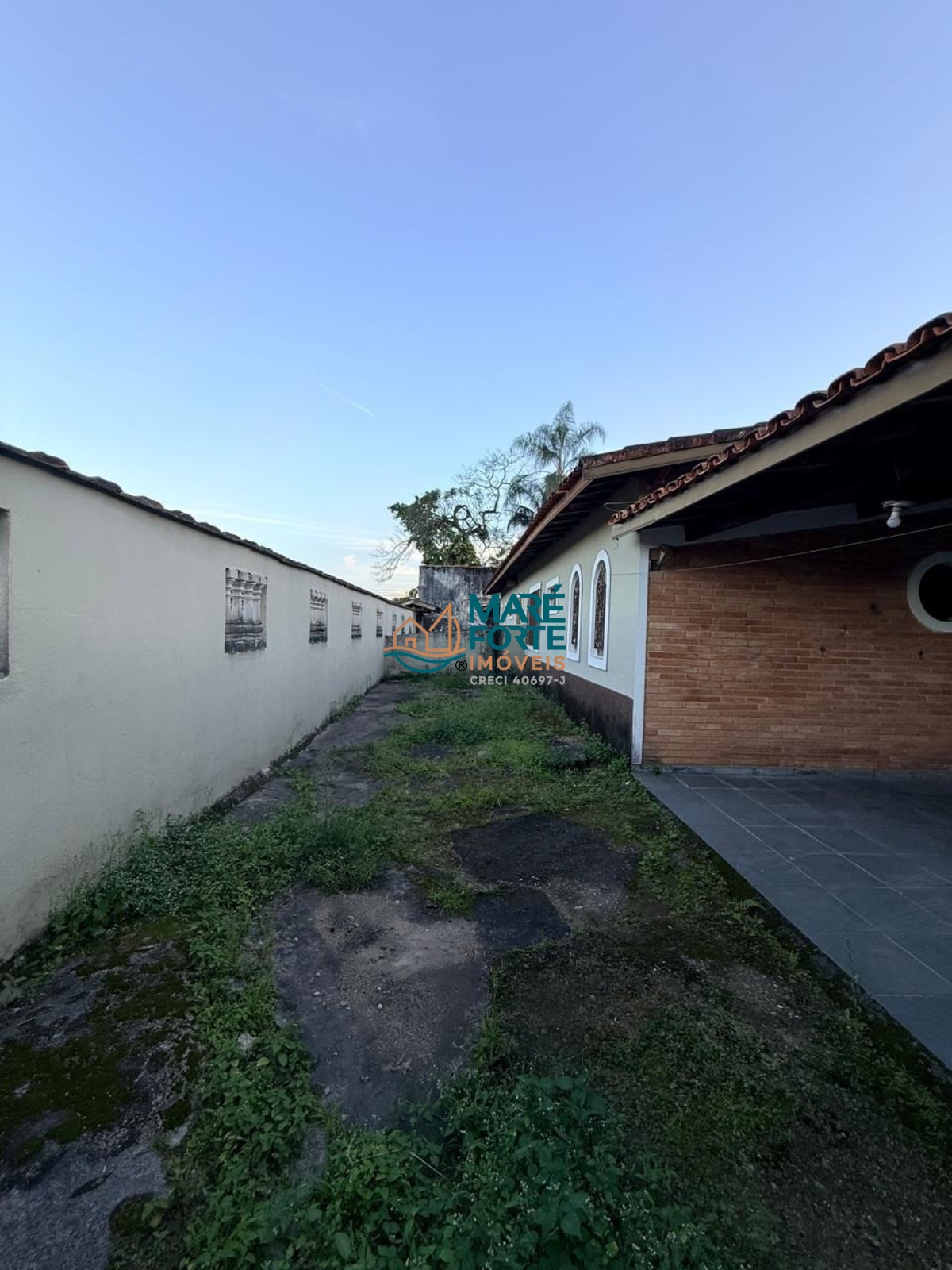Casa com terreno inteiro e edícula a 450m da praia!