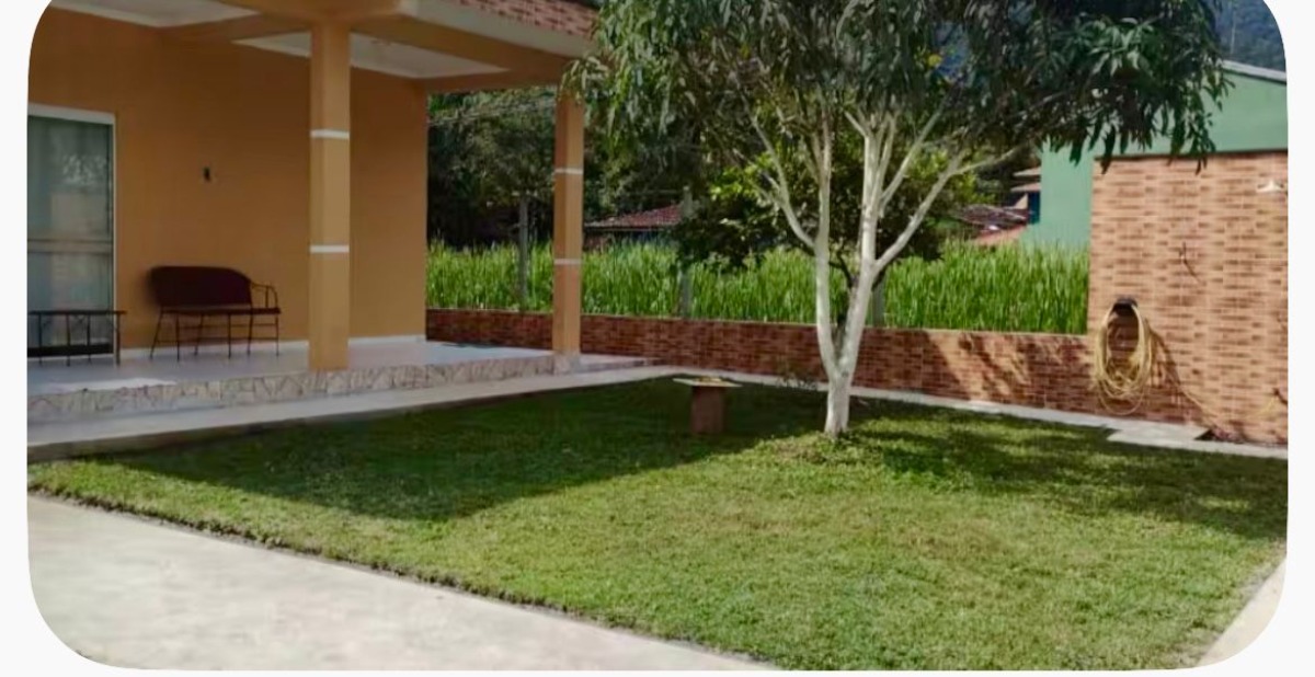 Casa no Estaleiro a 30 metros da Praia .