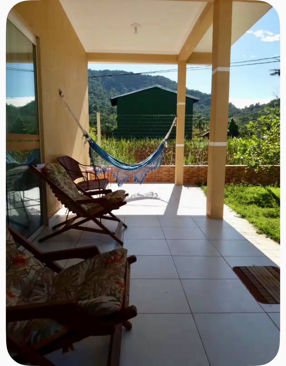 Casa no Estaleiro a 30 metros da Praia .