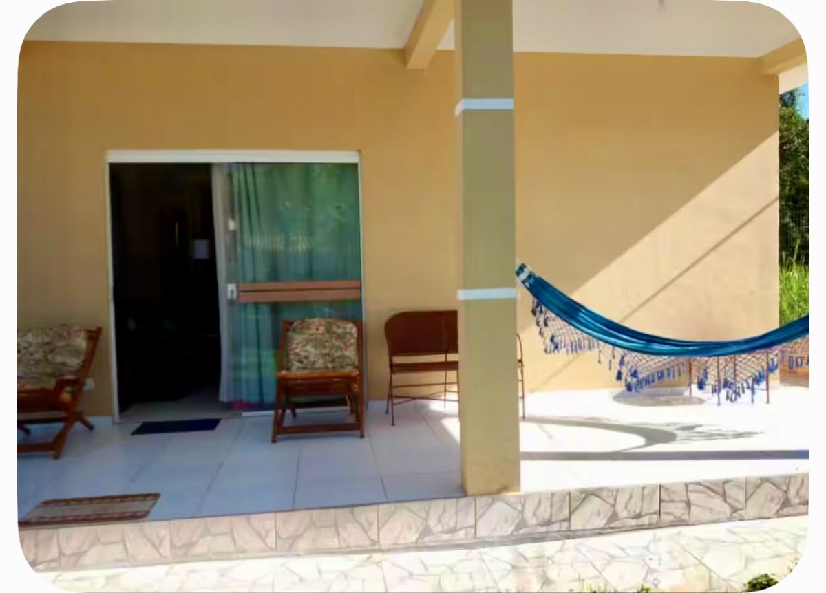 Casa no Estaleiro a 30 metros da Praia .