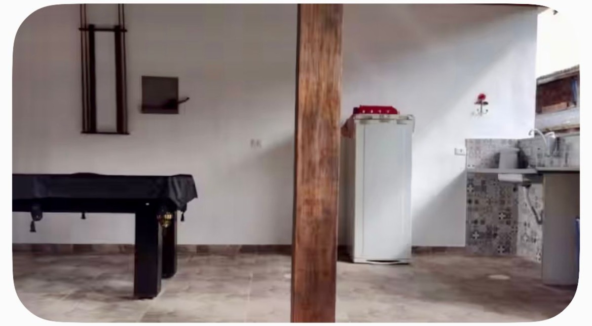 Casa no Estaleiro a 30 metros da Praia .