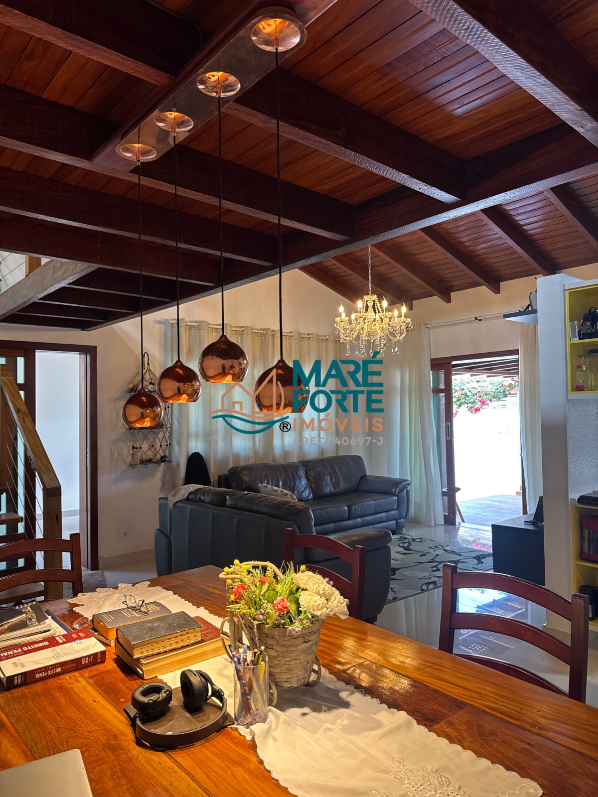 Uma casa linda, espaçosa e pronta para você aproveitar!