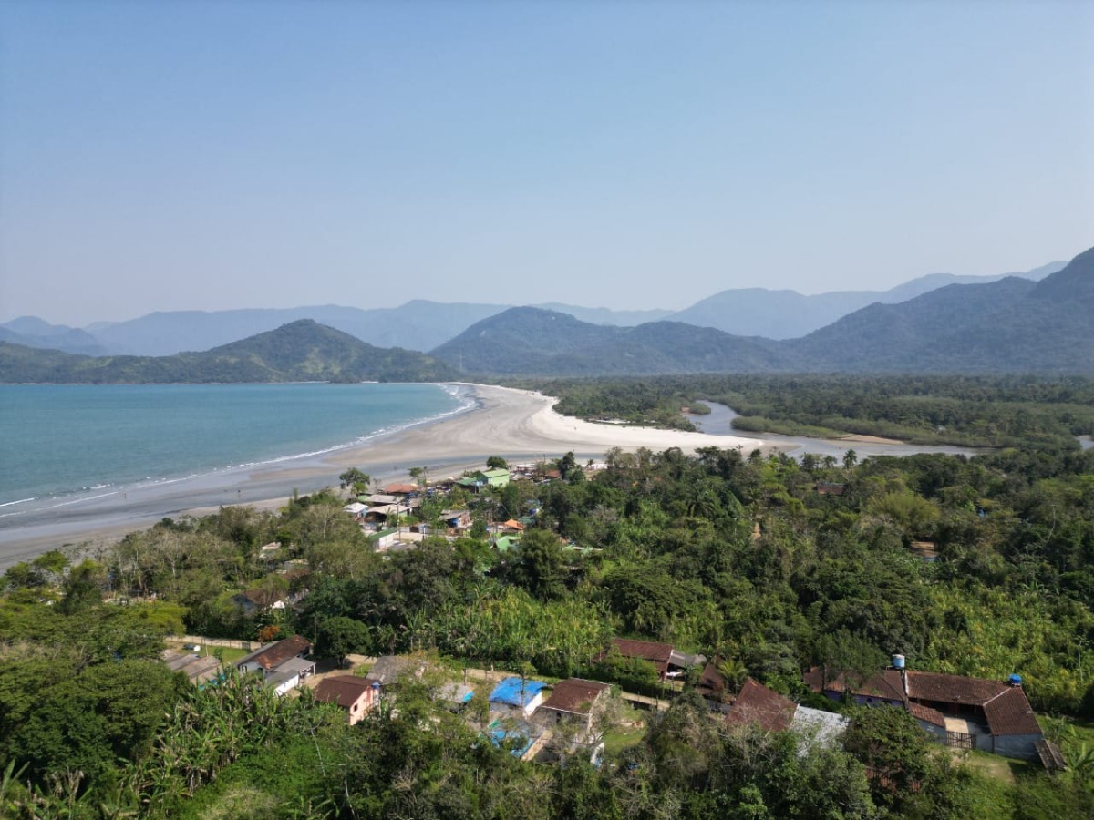 Casa com Piscina a 300m da Praia de Ubatumirim.