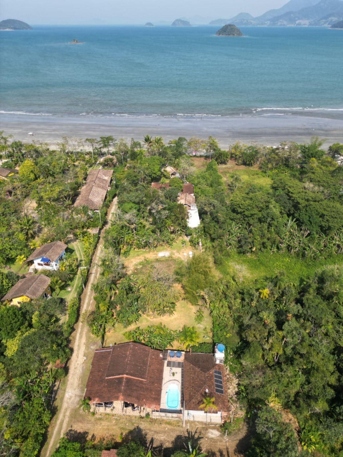 Casa com Piscina a 300m da Praia de Ubatumirim.