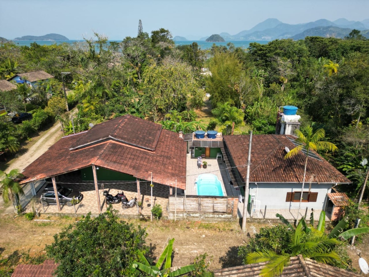 Casa com Piscina a 300m da Praia de Ubatumirim.