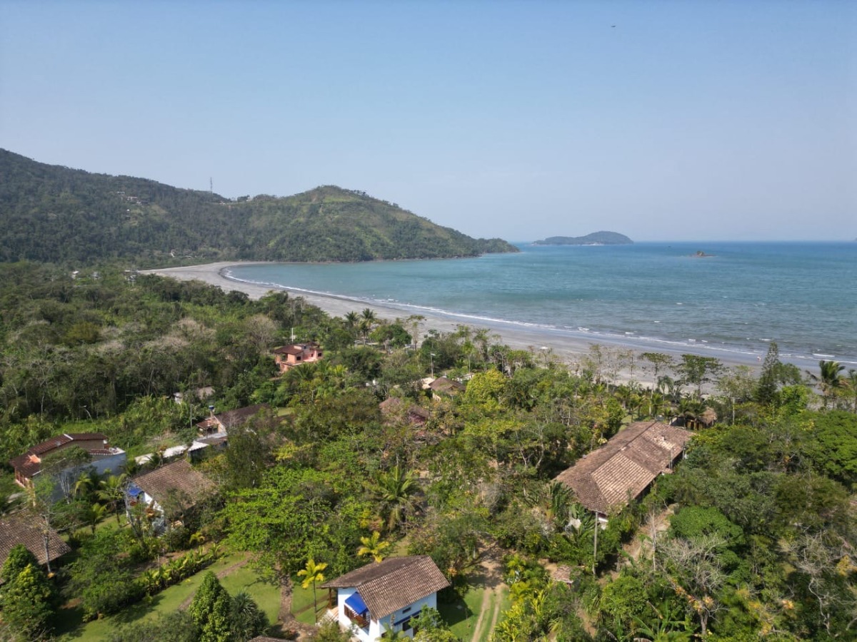 Casa com Piscina a 300m da Praia de Ubatumirim.