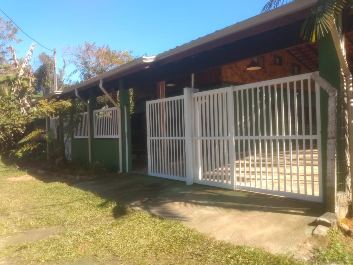 Casa com Piscina a 300m da Praia de Ubatumirim.