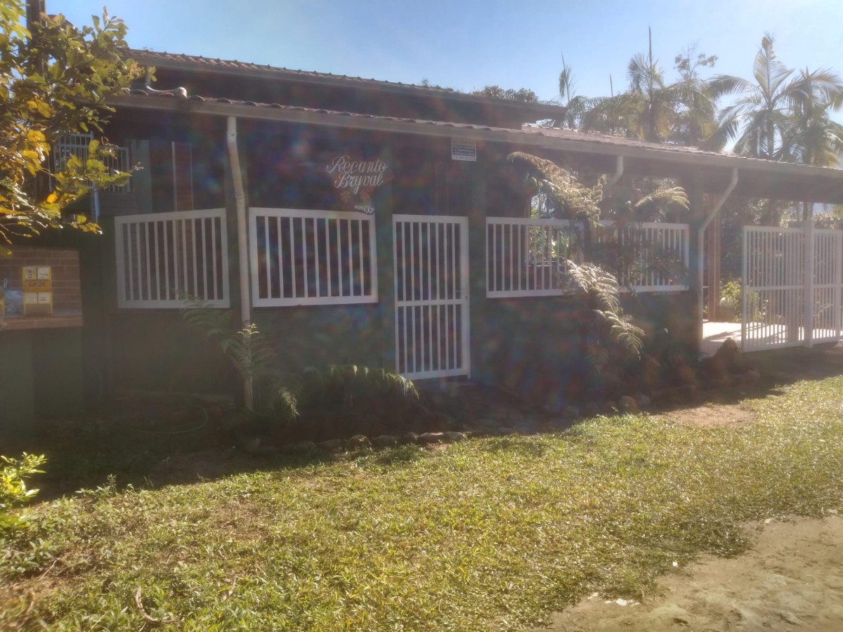 Casa com Piscina a 300m da Praia de Ubatumirim.