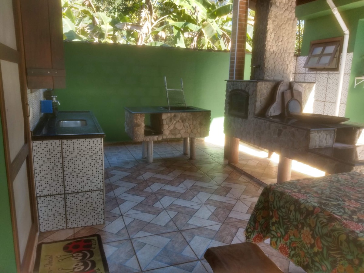 Casa com Piscina a 300m da Praia de Ubatumirim.