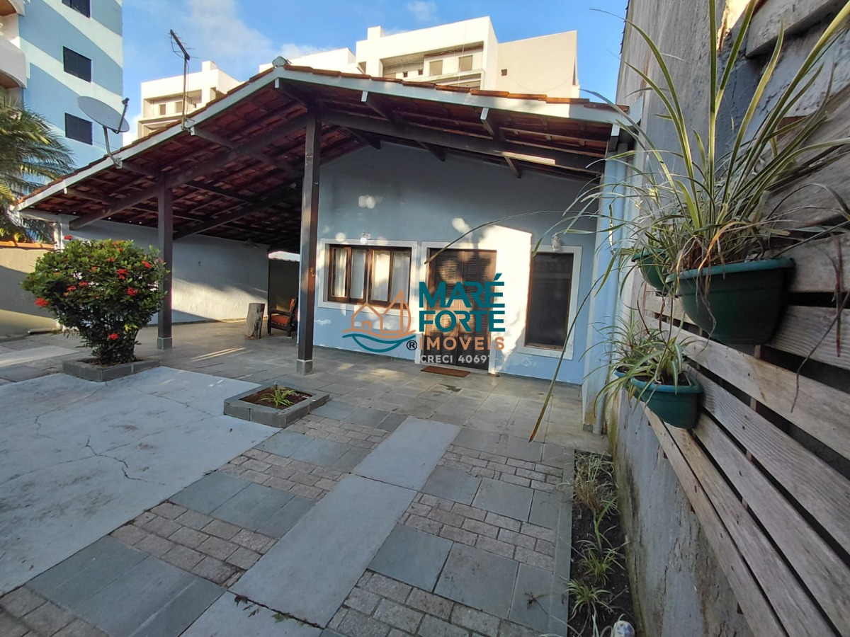 Casa com quintal e varanda gourmet próxima a praia!