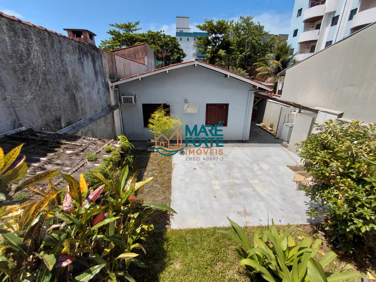 Casa com quintal e varanda gourmet próxima a praia!