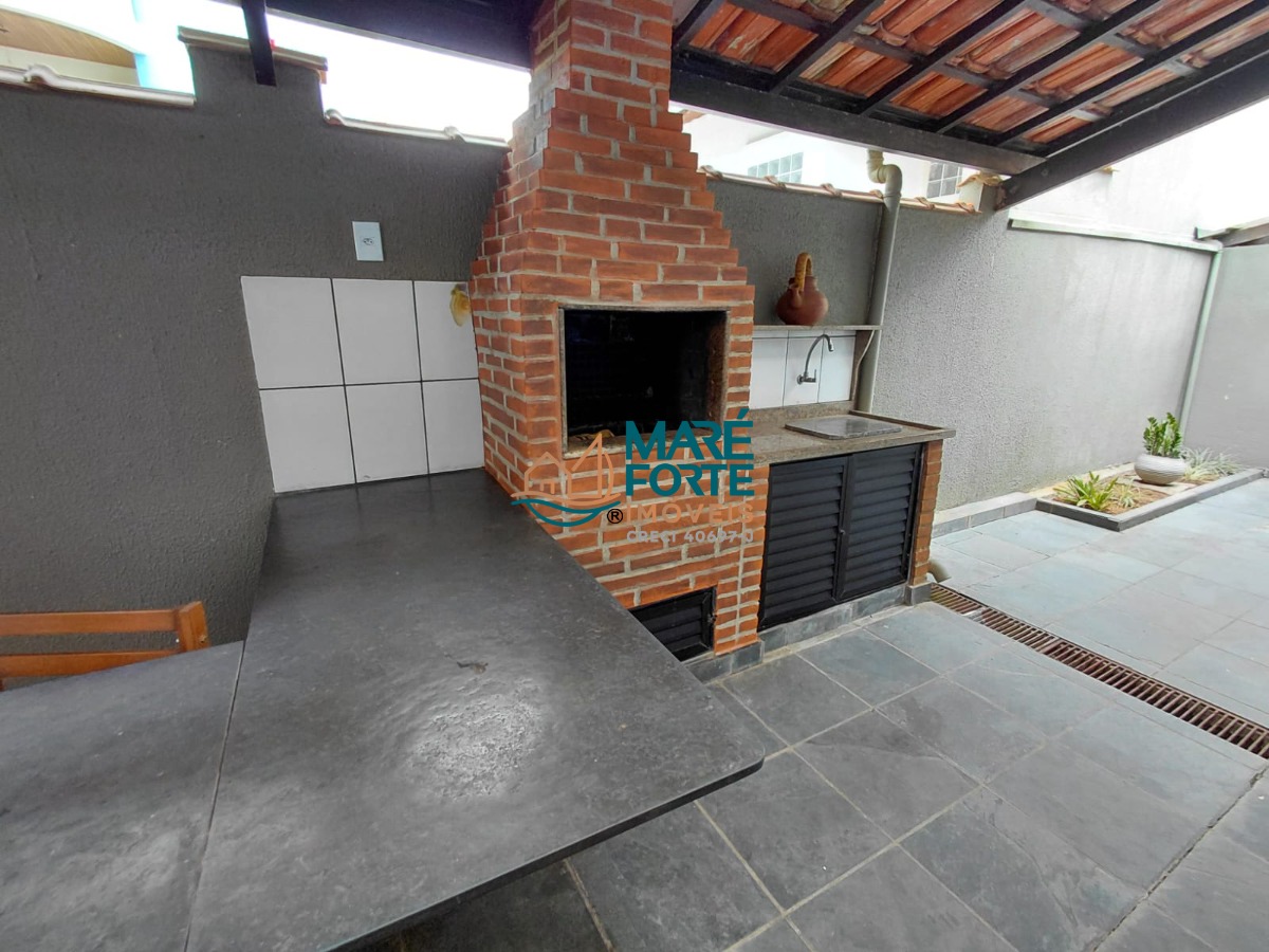 Casa com quintal e varanda gourmet próxima a praia!