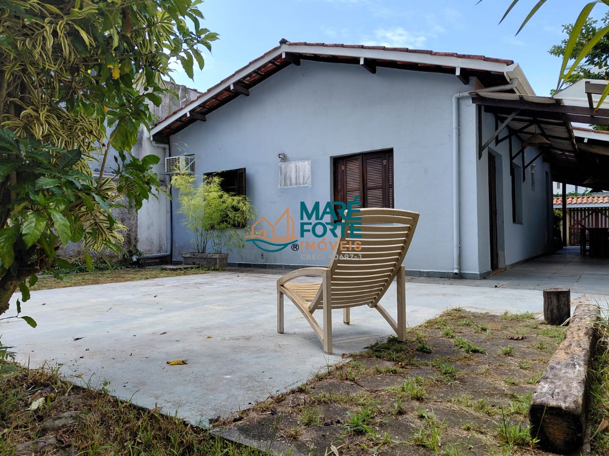 Casa com quintal e varanda gourmet próxima a praia!