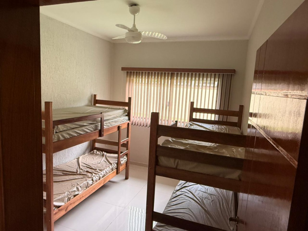 Casa com Piscina e Ampla Área de Lazer à Venda no Ubatumirim .