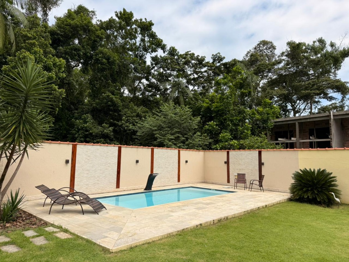 Casa com Piscina e Ampla Área de Lazer à Venda no Ubatumirim .