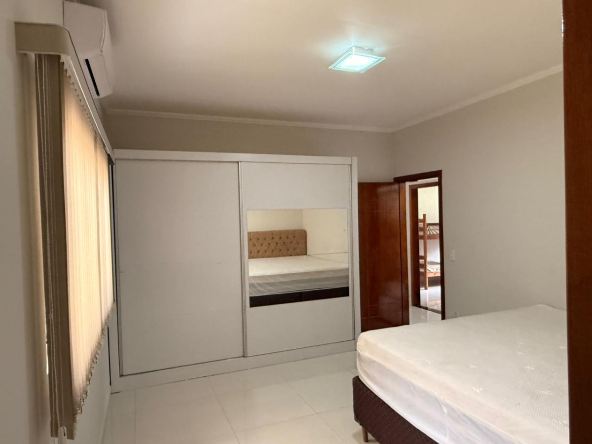 Casa com Piscina e Ampla Área de Lazer à Venda no Ubatumirim .