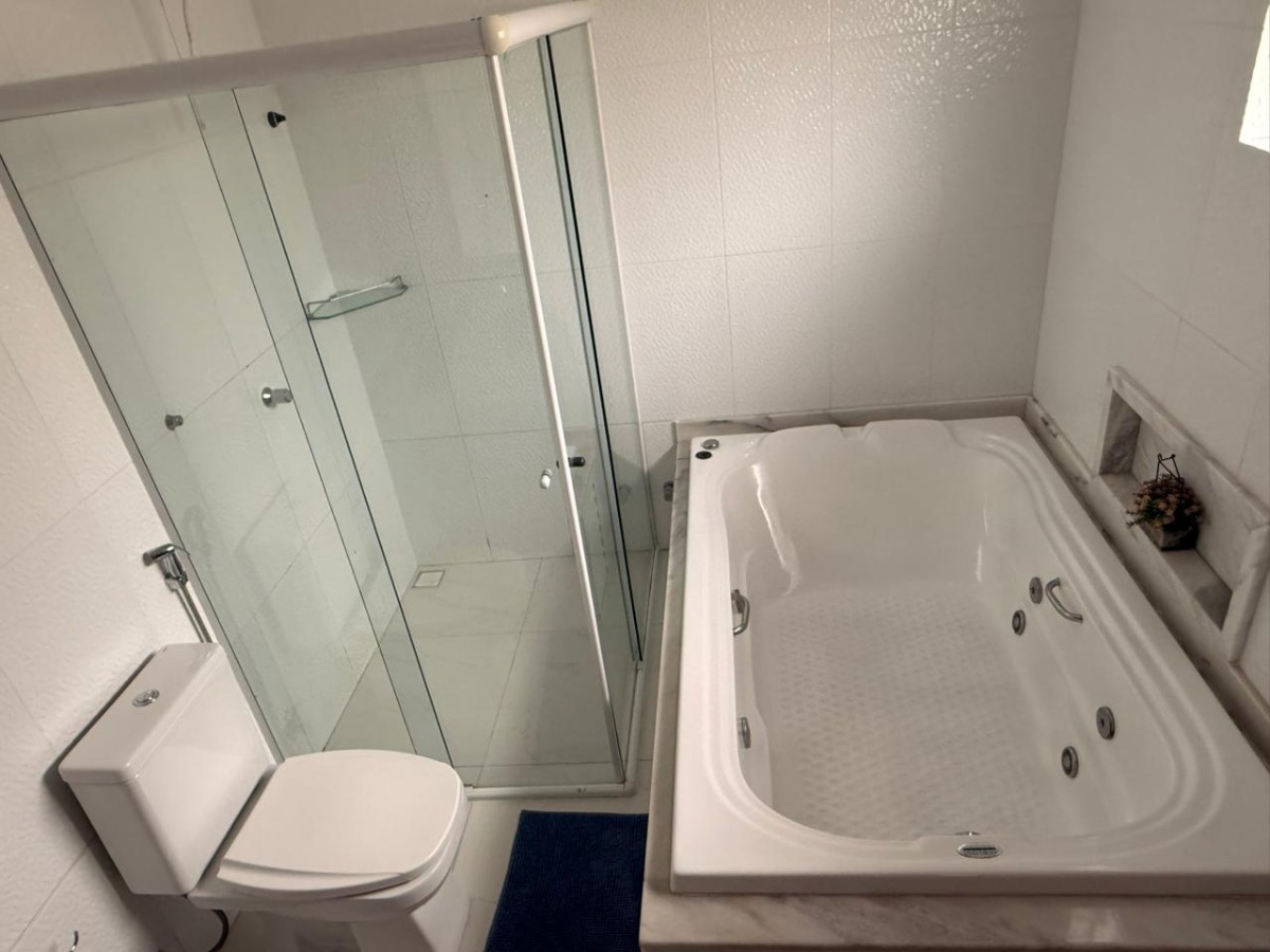 Casa com Piscina e Ampla Área de Lazer à Venda no Ubatumirim .