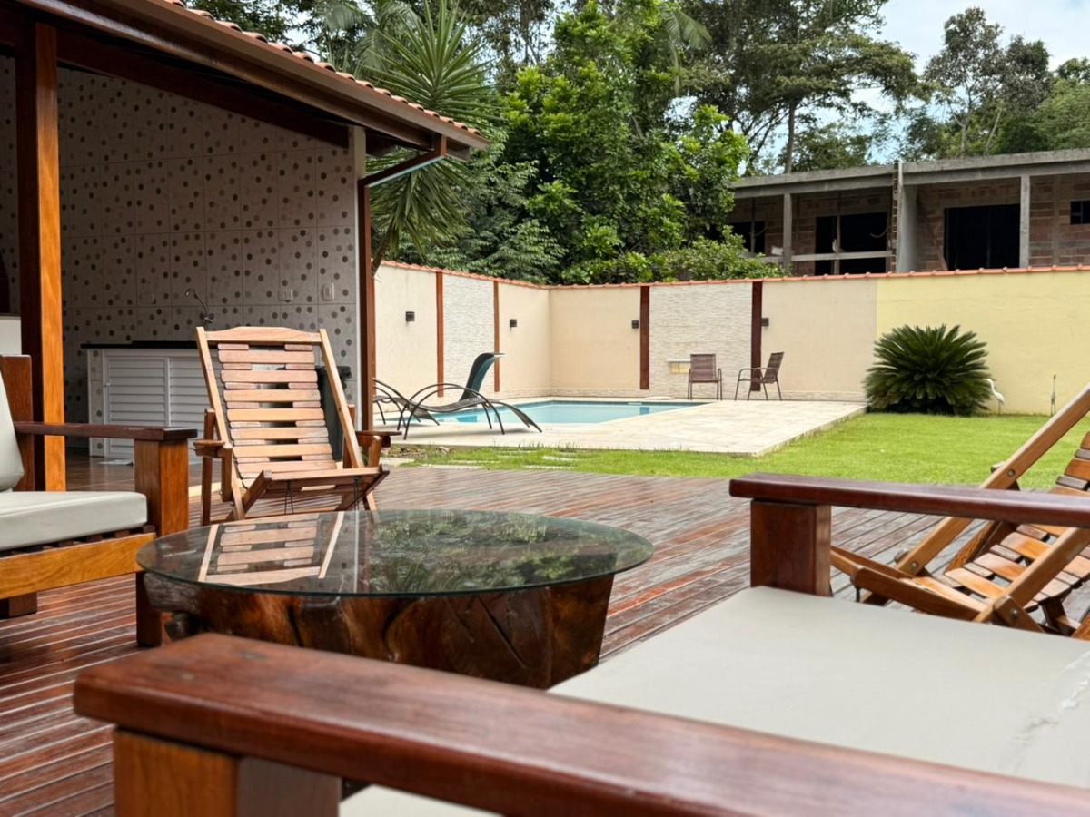 Casa com Piscina e Ampla Área de Lazer à Venda no Ubatumirim .