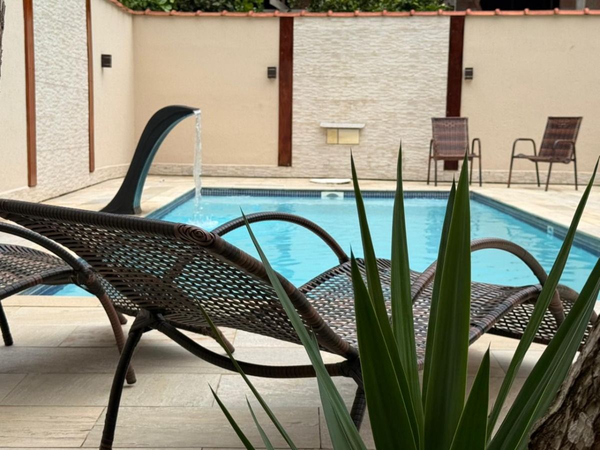 Casa com Piscina e Ampla Área de Lazer à Venda no Ubatumirim .