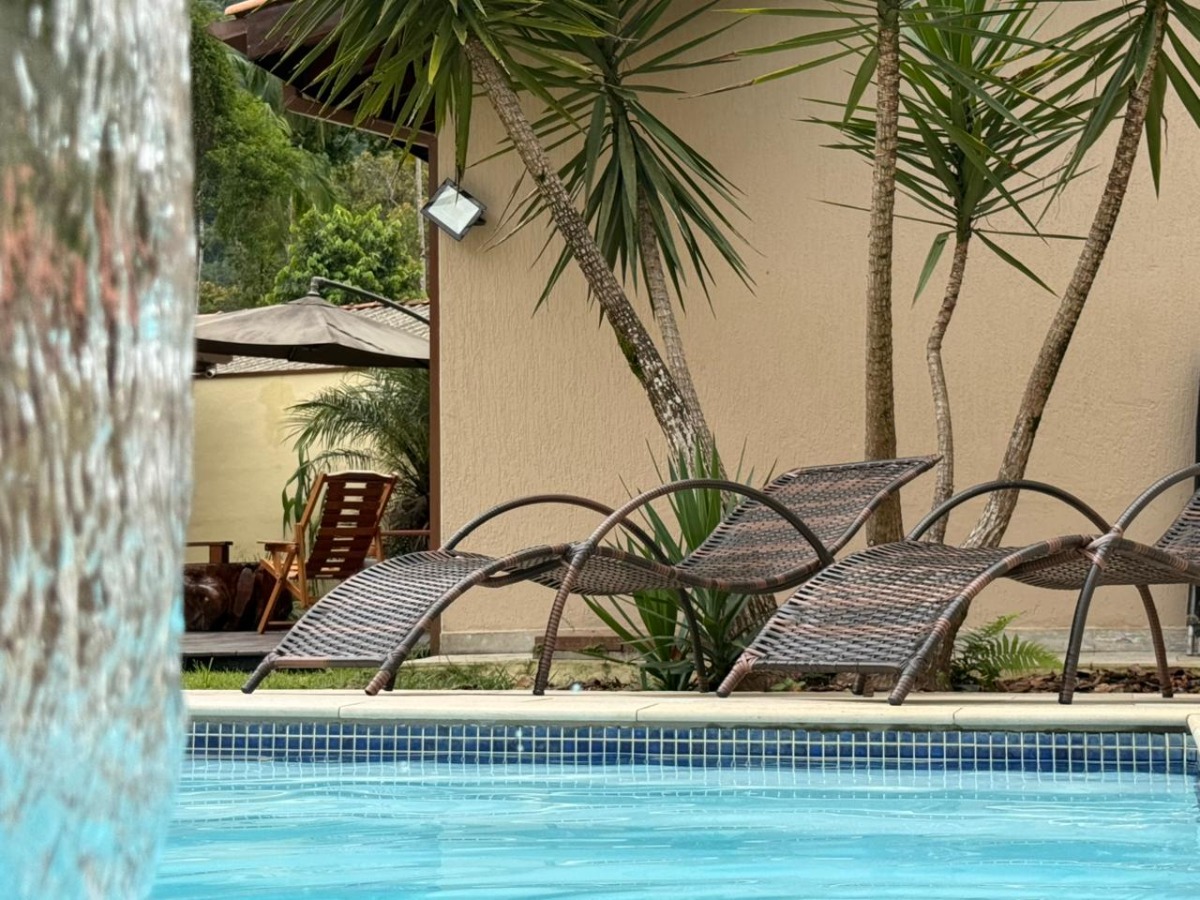 Casa com Piscina e Ampla Área de Lazer à Venda no Ubatumirim .