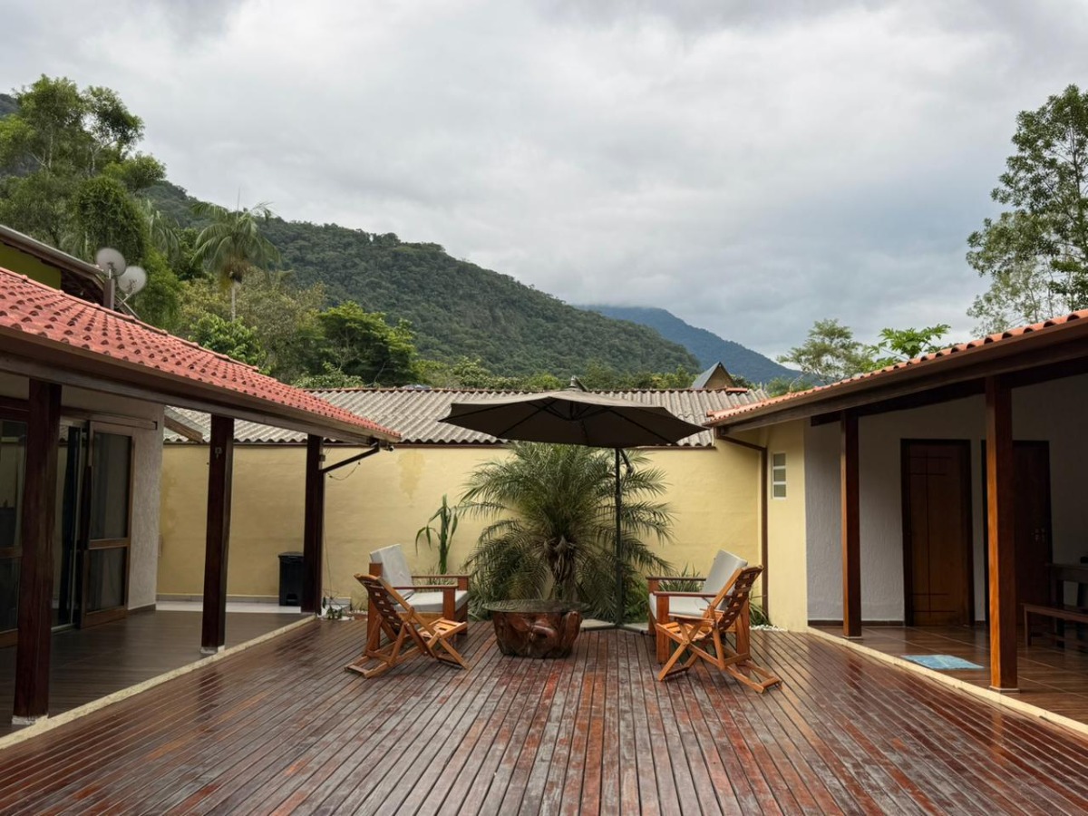 Casa com Piscina e Ampla Área de Lazer à Venda no Ubatumirim .