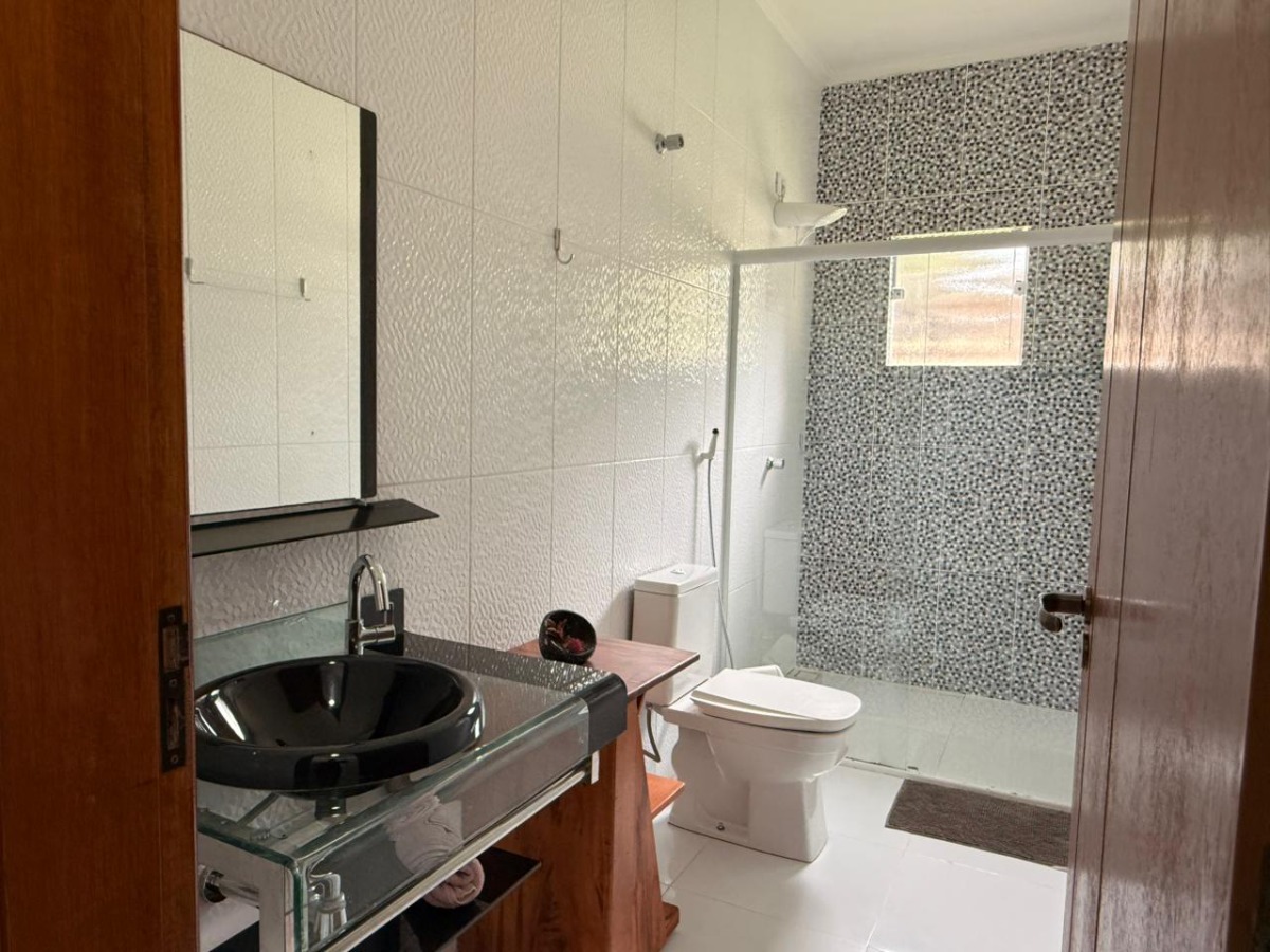 Casa com Piscina e Ampla Área de Lazer à Venda no Ubatumirim .