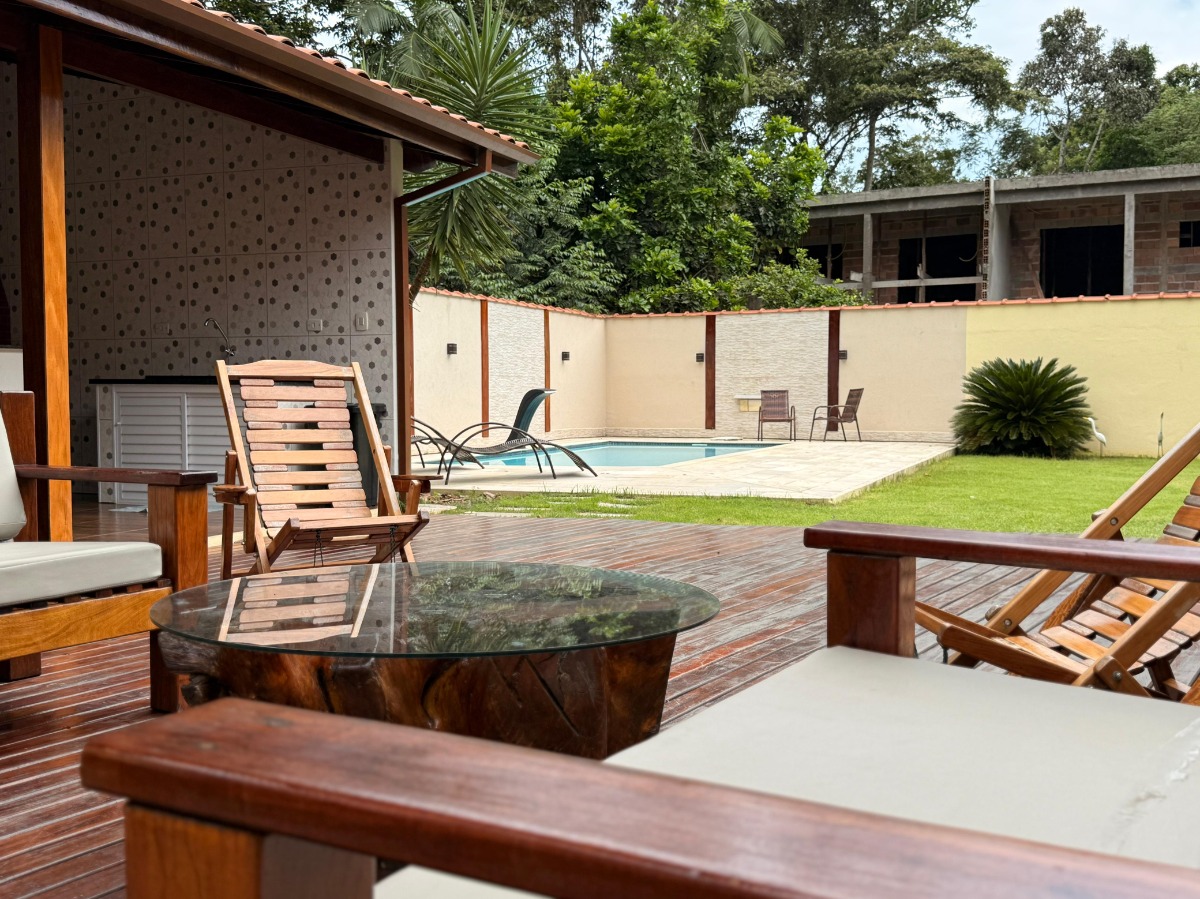 Casa com Piscina e Ampla Área de Lazer à Venda no Ubatumirim .