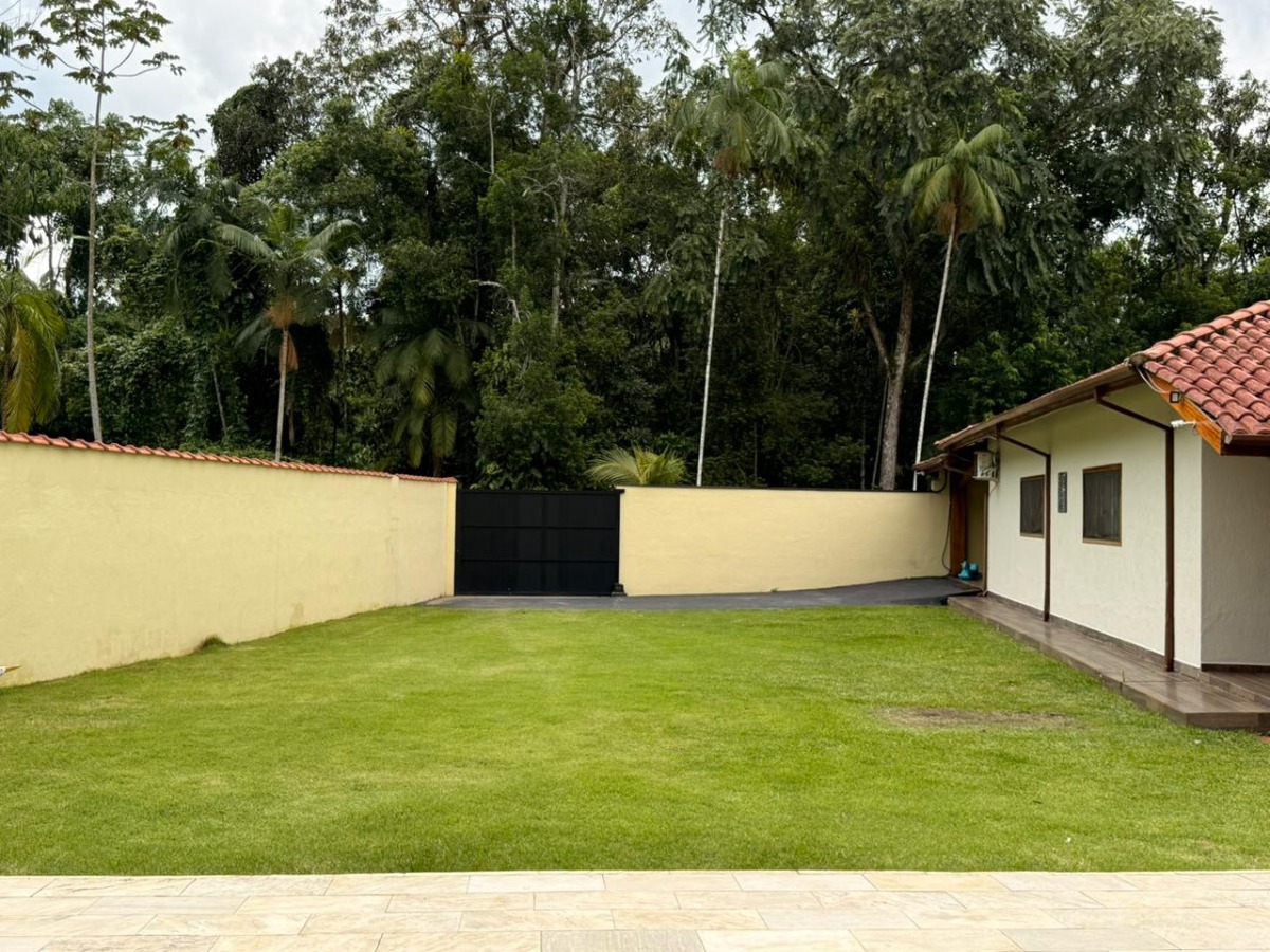 Casa com Piscina e Ampla Área de Lazer à Venda no Ubatumirim .