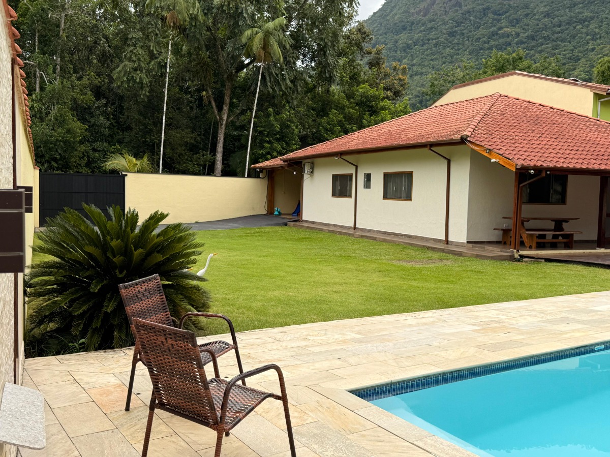 Casa com Piscina e Ampla Área de Lazer à Venda no Ubatumirim .