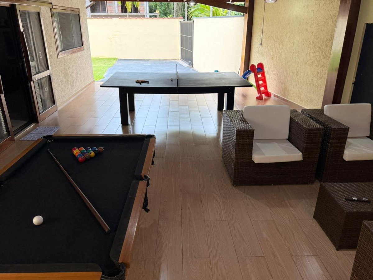 Casa com Piscina e Ampla Área de Lazer à Venda no Ubatumirim .