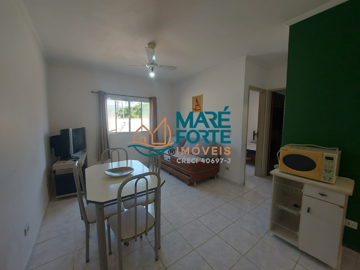 Apartamento térreo, com dois dormitórios, 400 metros da orla da Praia Grande