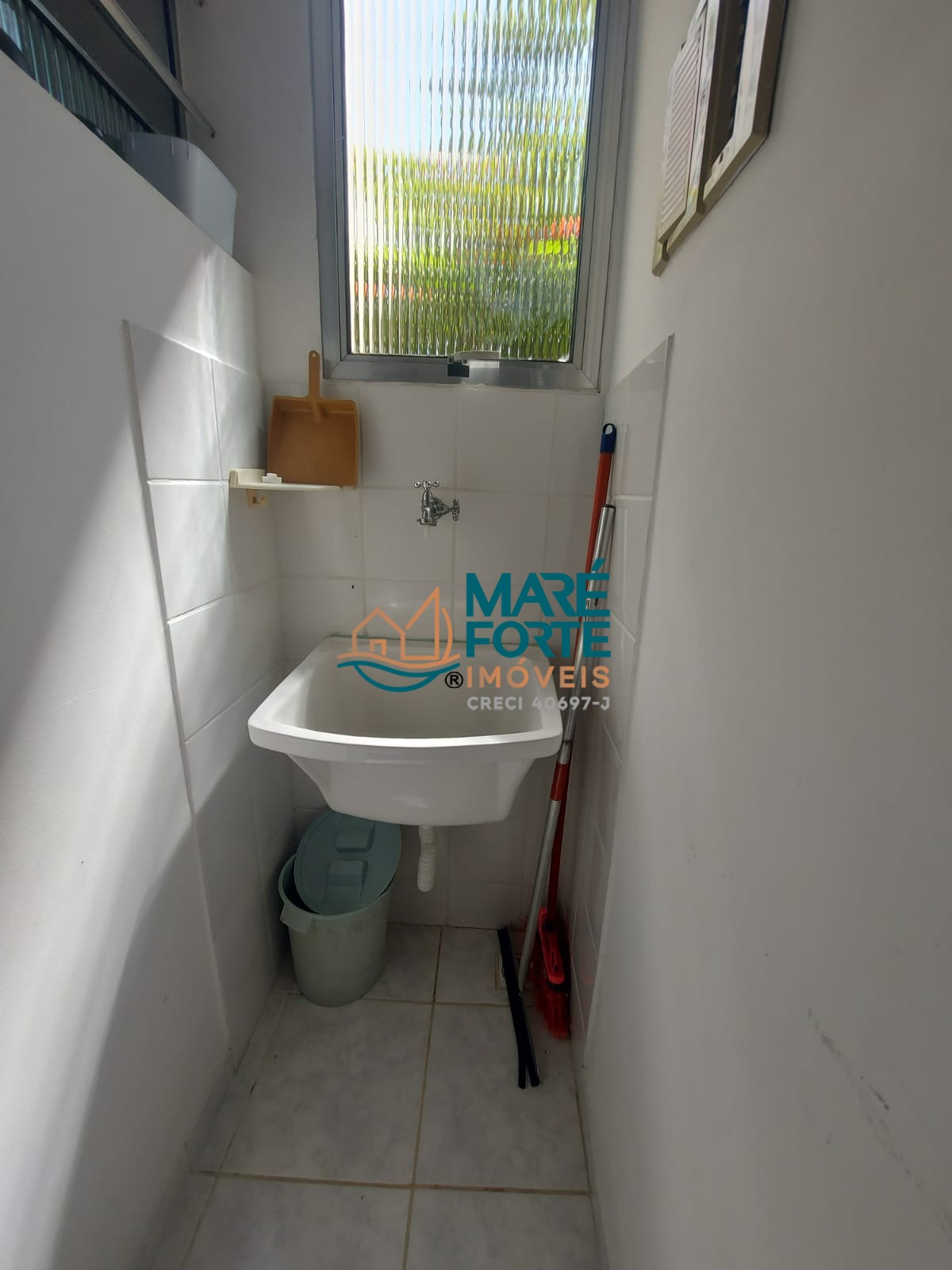 Apartamento térreo, com dois dormitórios, 400 metros da orla da Praia Grande