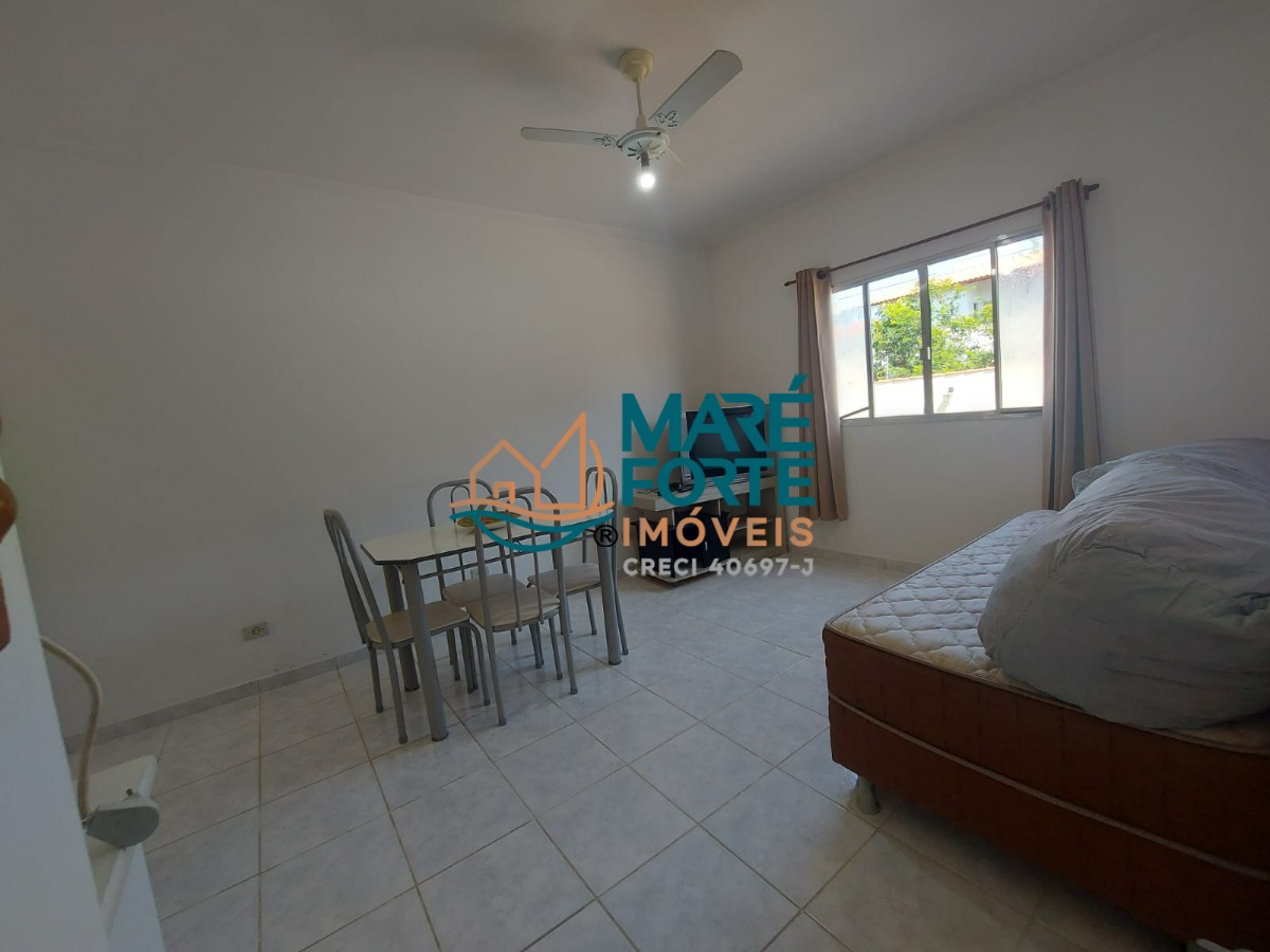 Apartamento térreo, com dois dormitórios, 400 metros da orla da Praia Grande