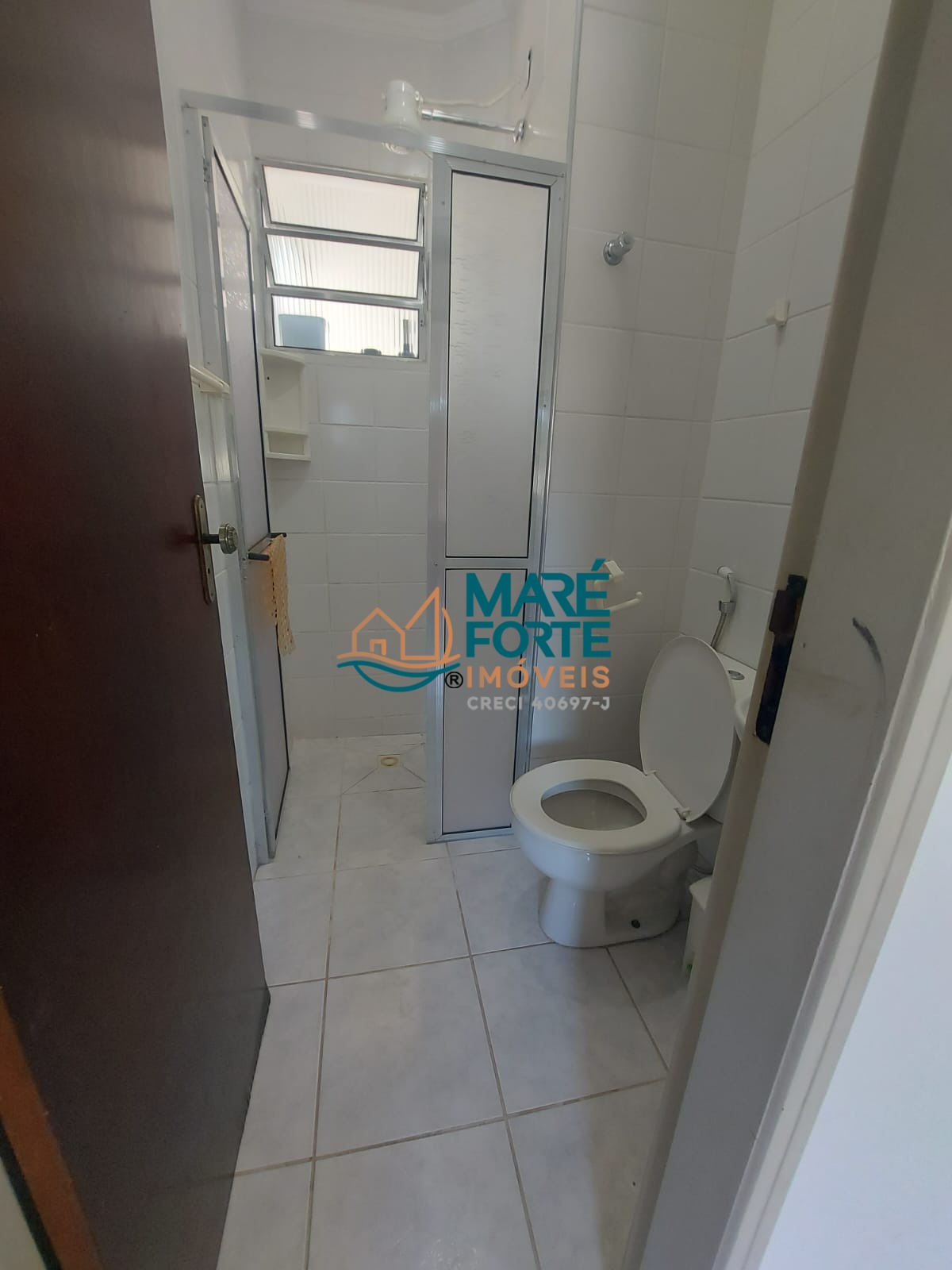 Apartamento térreo, com dois dormitórios, 400 metros da orla da Praia Grande