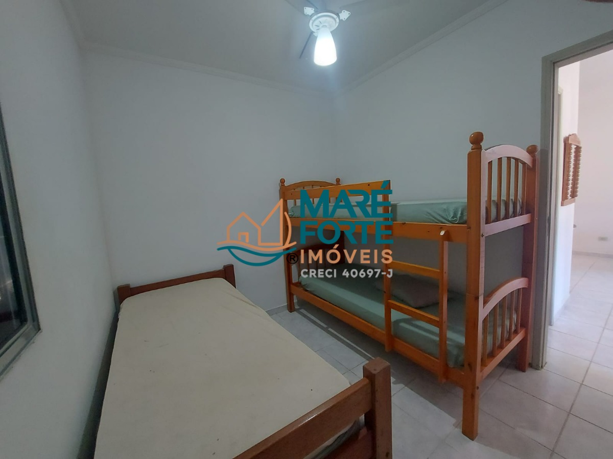 Apartamento térreo, com dois dormitórios, 400 metros da orla da Praia Grande