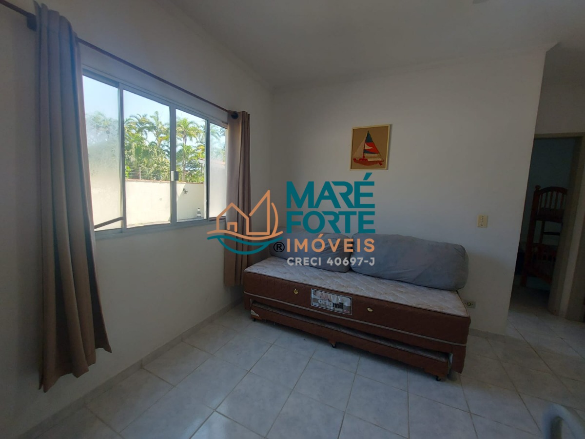 Apartamento térreo, com dois dormitórios, 400 metros da orla da Praia Grande
