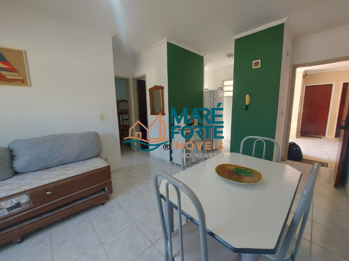 Apartamento térreo, com dois dormitórios, 400 metros da orla da Praia Grande